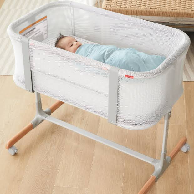 Skip Hop Cozy-Up 2-in-1 Bedside Sleeper & Bassinet ¨C Grey