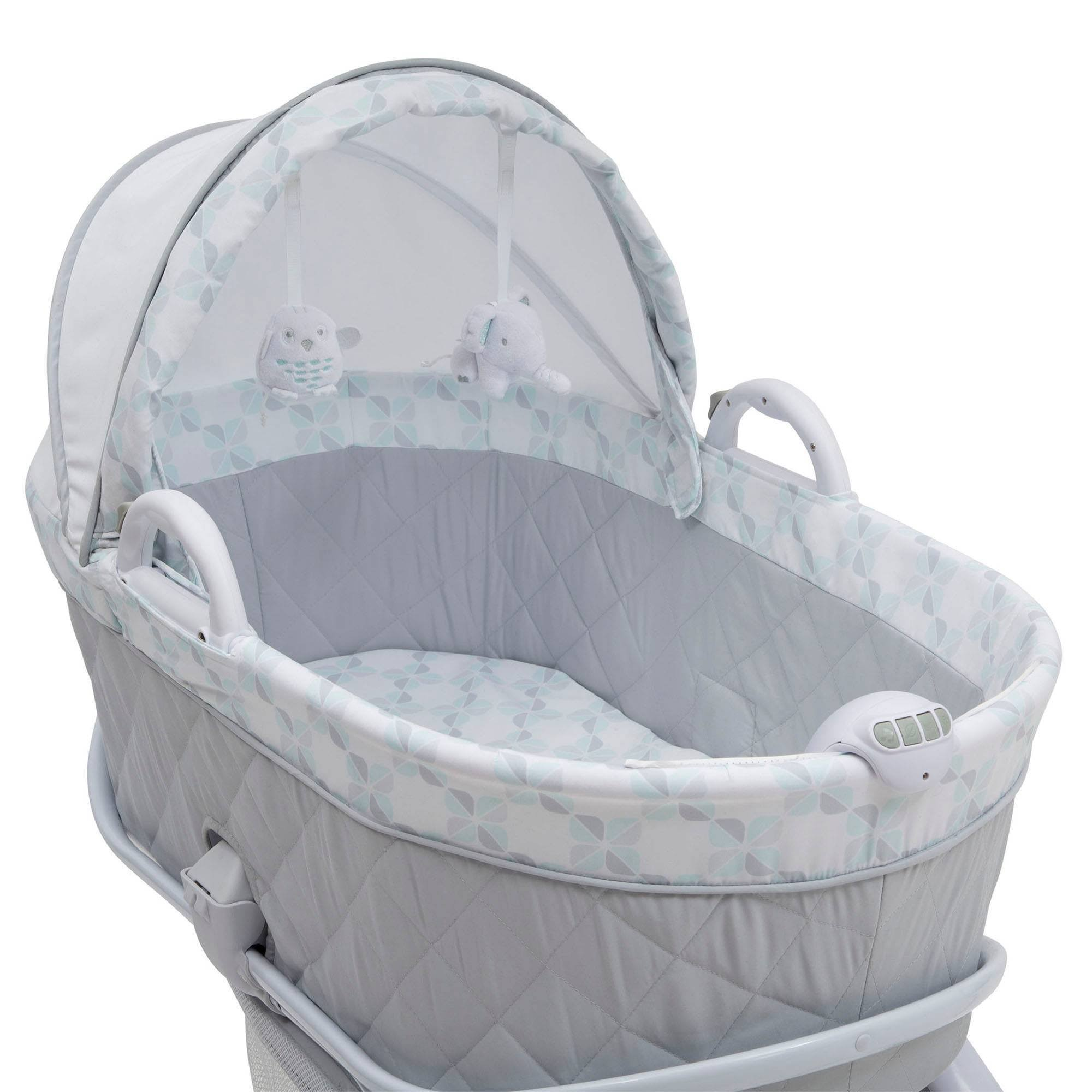 Delta Children Bassinet | Deluxe Moses | Windmill