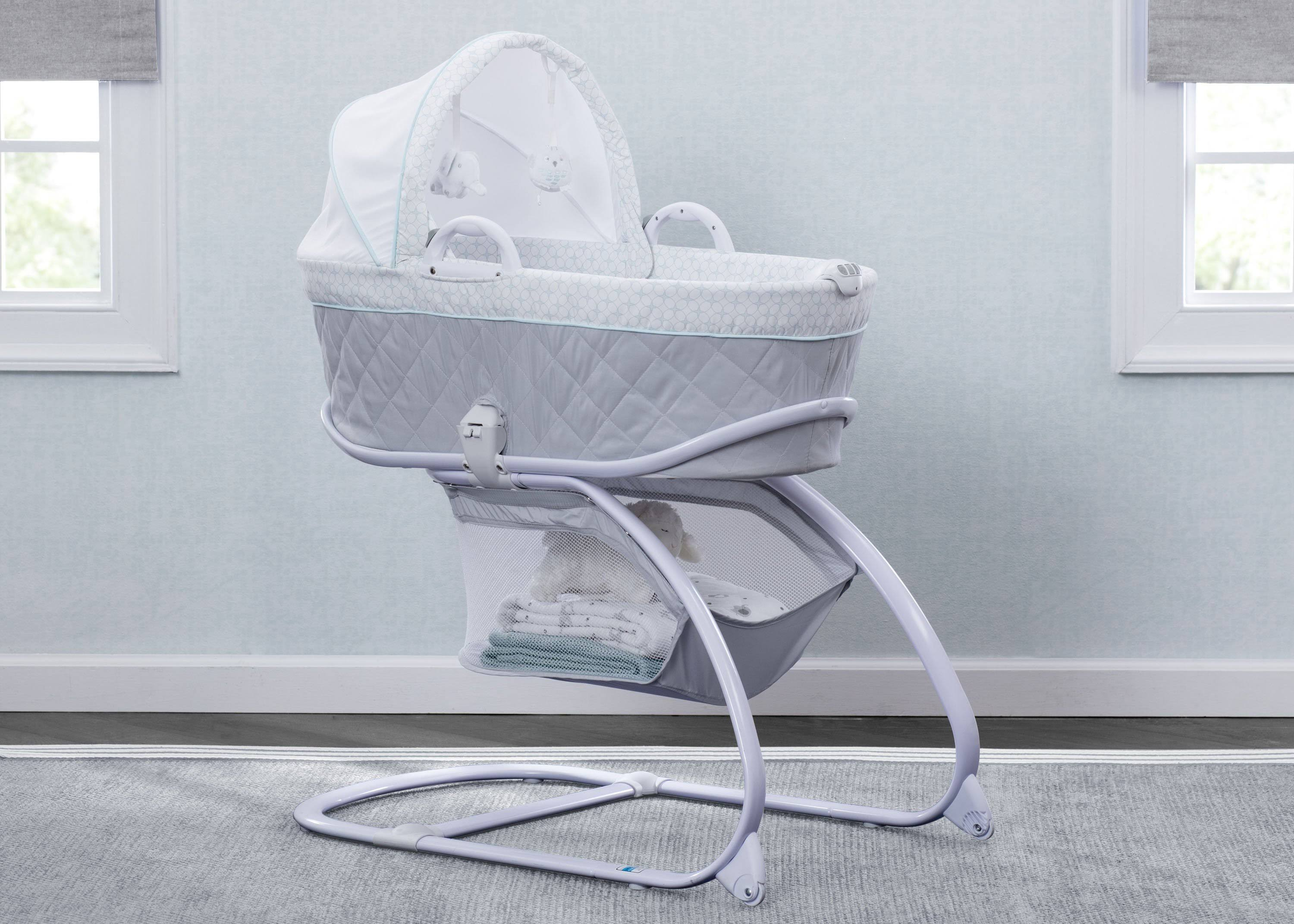 Delta Children Bassinet | Deluxe Moses | Windmill