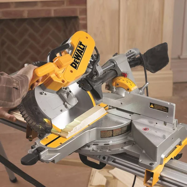 DeWalt DWS779 12″ Sliding Compound Miter Saw