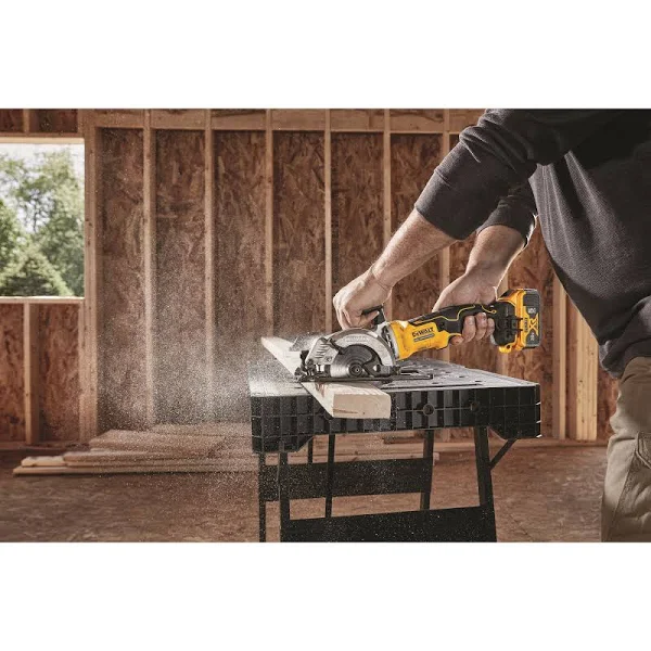 DeWalt DCS571P1 Atomic 20V MAX* Brushless 4-1/2″ Cordless Circular Saw Kit